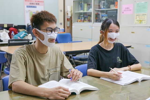 透明口罩幫助聽障生　朝陽科大友善校園學習零距離