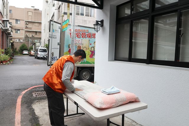 溫馨共享團圓飯伊甸　宜蘭到宅圍爐陪伴弱勢家庭過好年