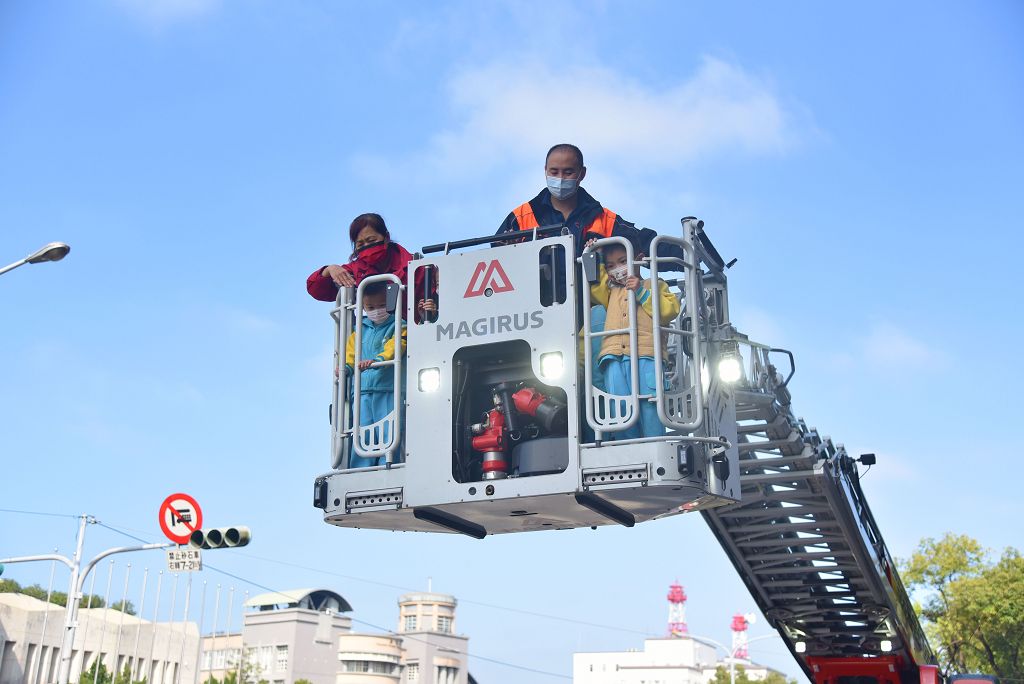 119消防節扮裝車隊遊街宣導 幼兒園師生體驗消防訓練