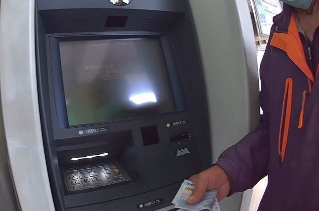翁反覆操作ATM好可疑　孫輩警這樣做好暖心