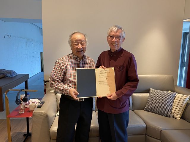 國美館梁永斐館長代表部長拜訪資深藝術家劉國松、廖修平　祝賀美術節快樂