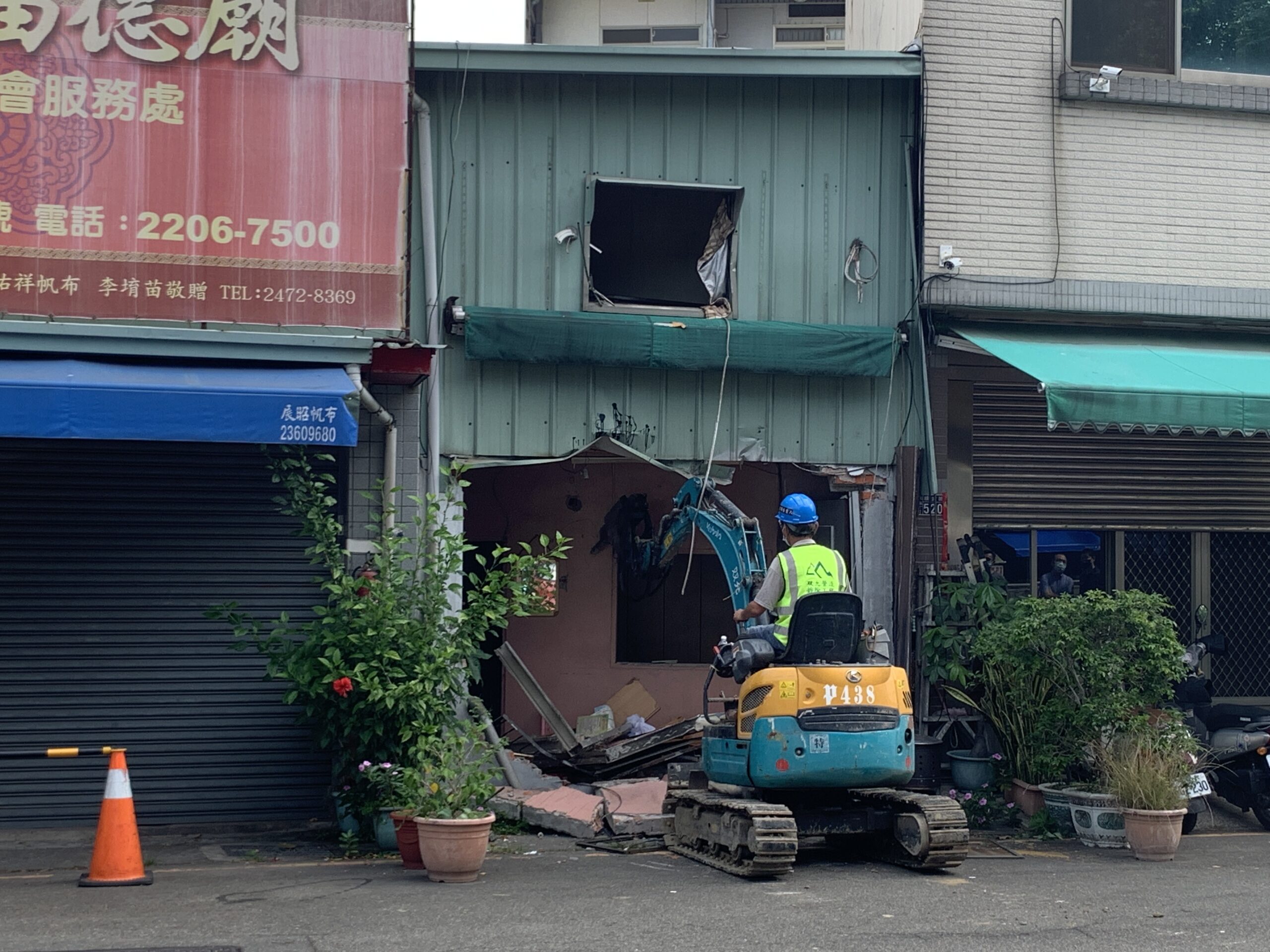 警二分局鐵腕執法 強拆私娼寮違建屋