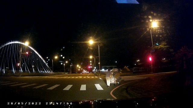 八旬嬤撿回收不知回家路警幫推2公里推車返家