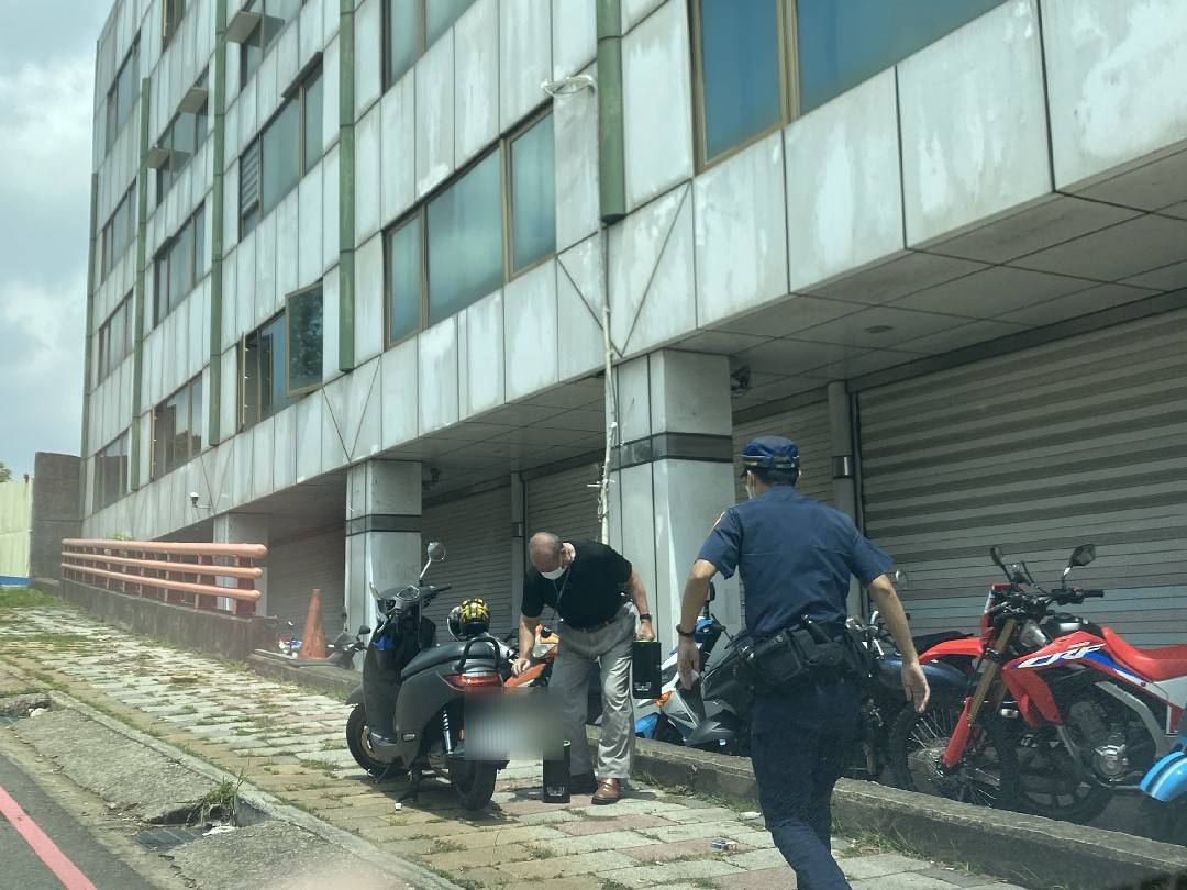 迷途老翁「欠電」 工業區警察神救援