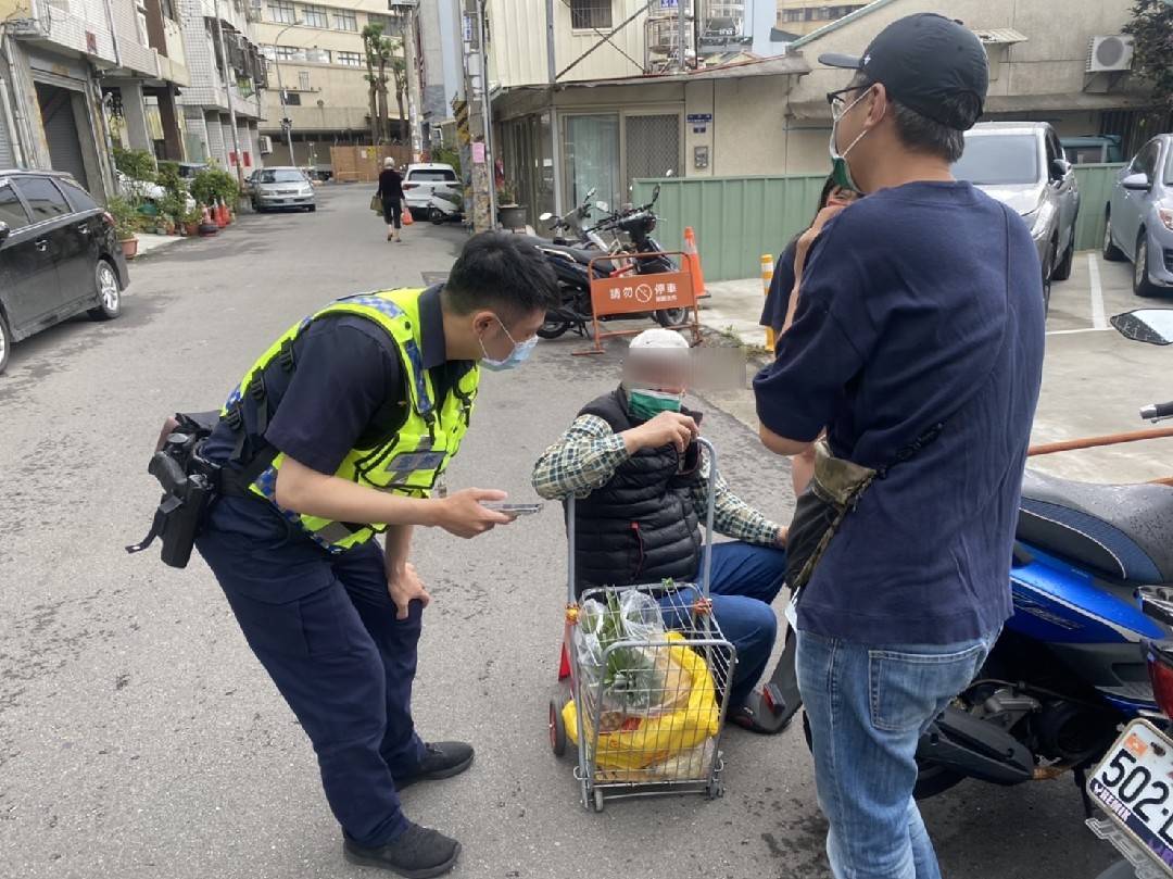 翁血糖過低癱坐路旁 警溫馨關懷助返家