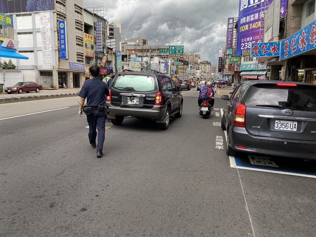 炙熱午後車拋錨　北屯警揮汗助排除