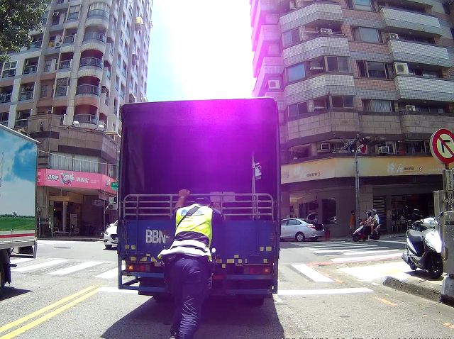 3噸半貨車拋錨車道　警民合力排除道路障礙