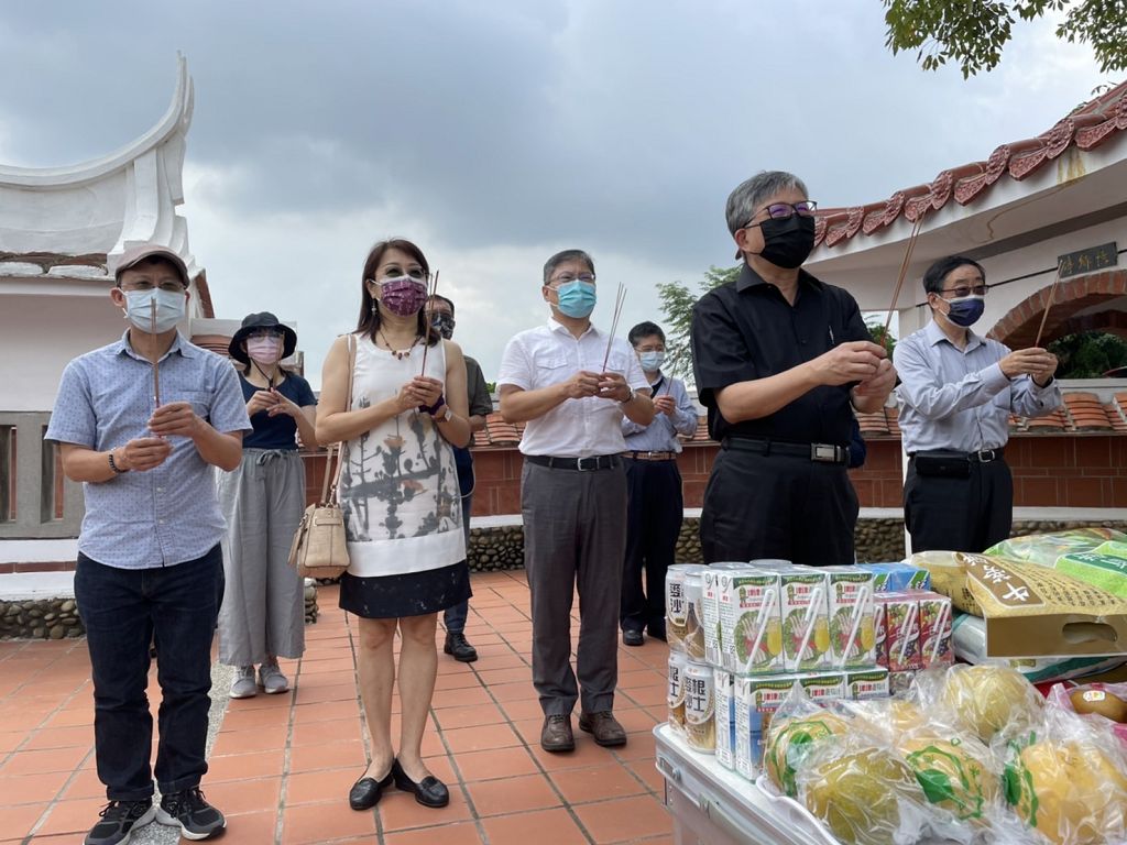 國美館長暨席德進基金會董事長廖仁義前往大度山致敬