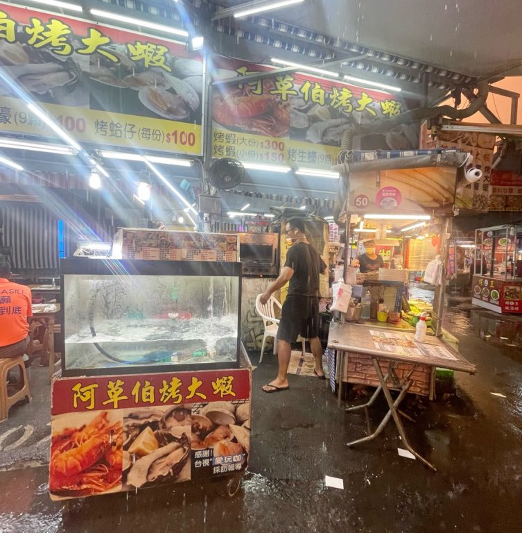 高雄瑞豐夜市美食【阿草伯烤大蝦】碳烤海鮮攤  講究品質平價美味  愈吃愈想點更多