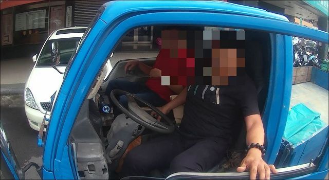 正義哥神來一腳助　警順利追捕通緝犯